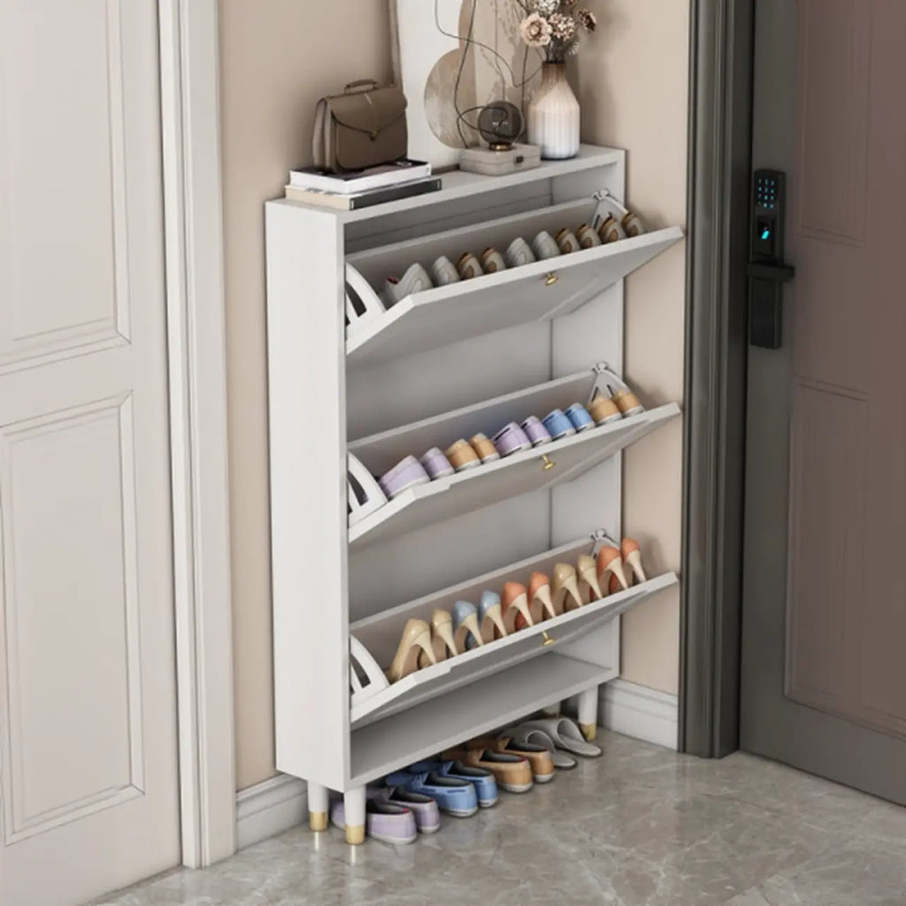 Étagère à chaussures moderne en bois couleur craie, à fixer au mur ou dans un meuble.