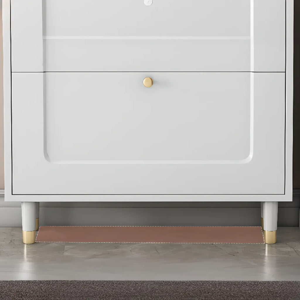 Étagère à chaussures moderne en bois couleur craie, à fixer au mur ou dans un meuble.