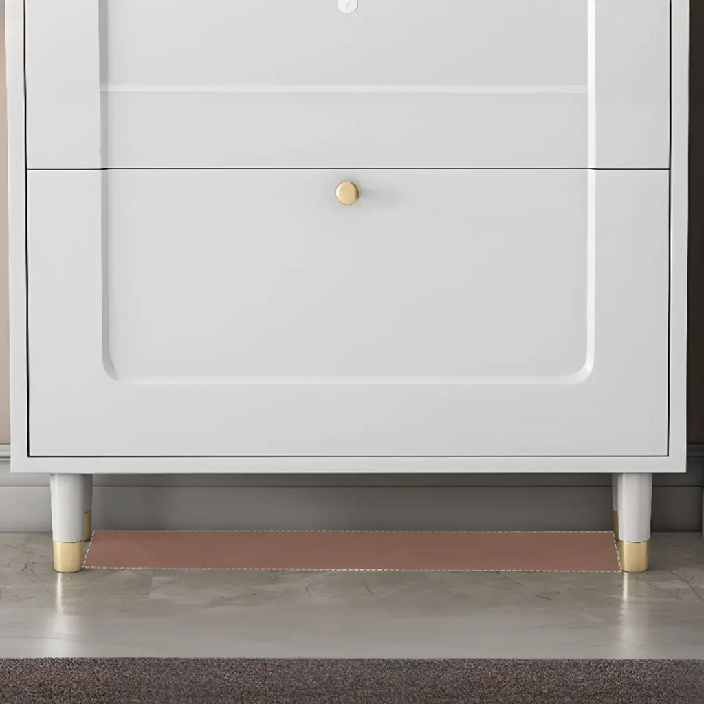 Étagère à chaussures moderne en bois couleur craie, à fixer au mur ou dans un meuble.