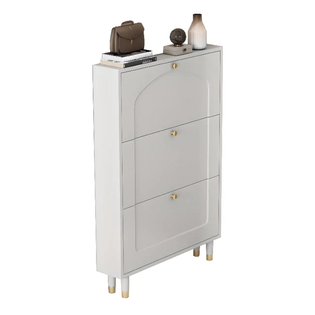 Étagère à chaussures moderne en bois couleur craie, à fixer au mur ou dans un meuble.