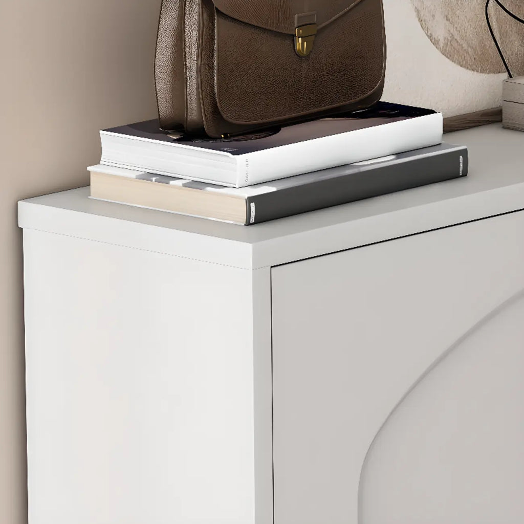 Étagère à chaussures moderne en bois couleur craie, à fixer au mur ou dans un meuble.