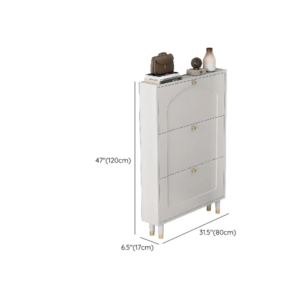 Étagère à chaussures moderne en bois couleur craie, à fixer au mur ou dans un meuble.