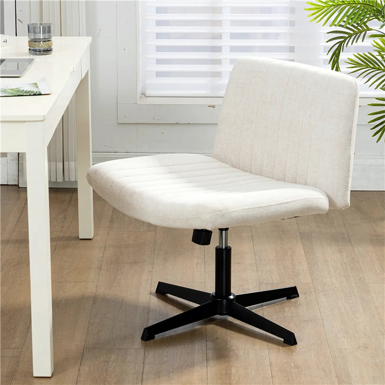 Chaise de bureau pivotante réglable, rembourrée et blanche à dossier bas