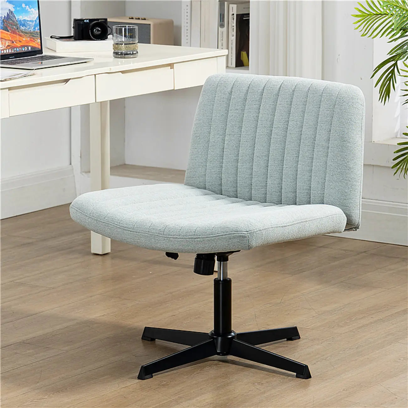 Chaise de bureau pivotante réglable, rembourrée et blanche à dossier bas