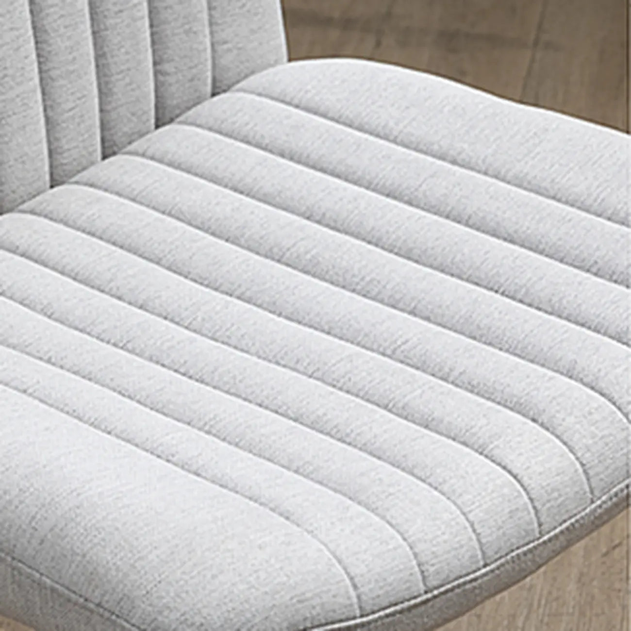 Chaise de bureau pivotante réglable, rembourrée et blanche à dossier bas