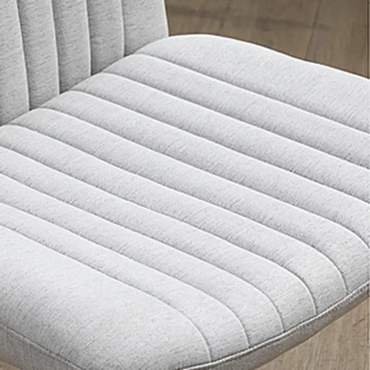 Chaise de bureau pivotante réglable, rembourrée et blanche à dossier bas