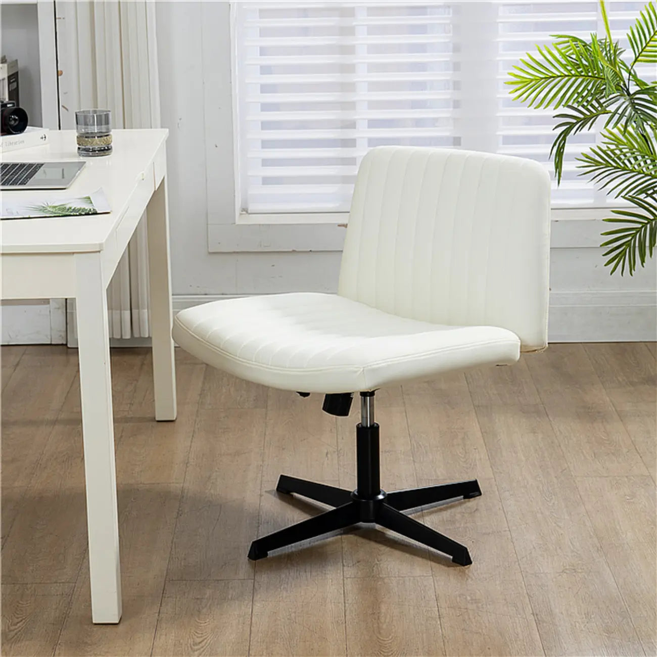 Chaise de bureau pivotante réglable, rembourrée et blanche à dossier bas