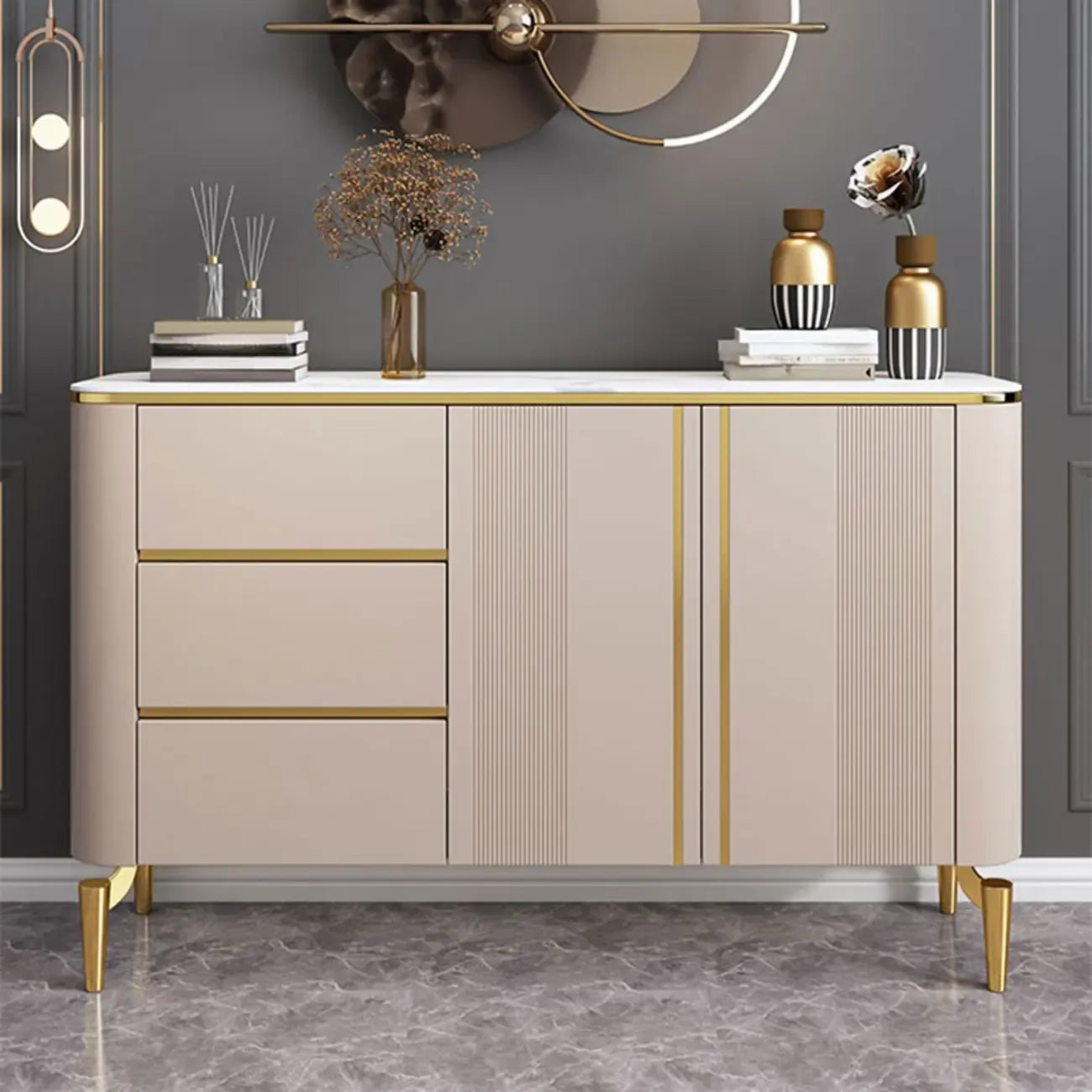 Armoire de rangement en métal doré avec grand plateau en pierre et sans poignée, style glamour
