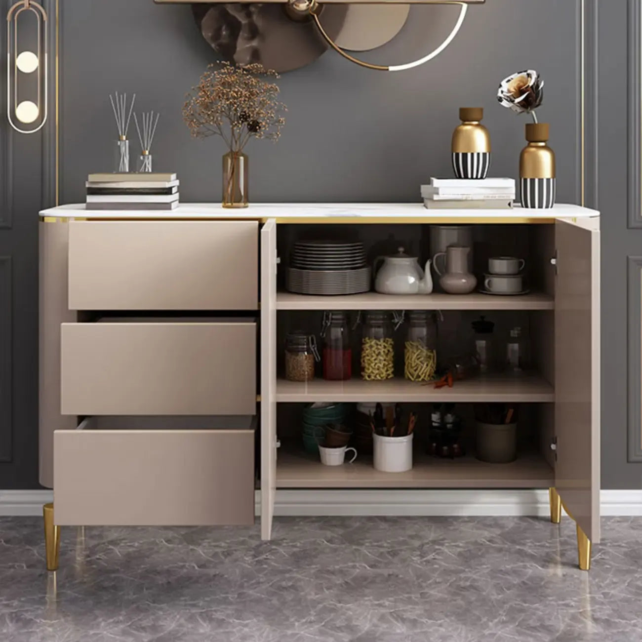 Armoire de rangement en métal doré avec grand plateau en pierre et sans poignée, style glamour