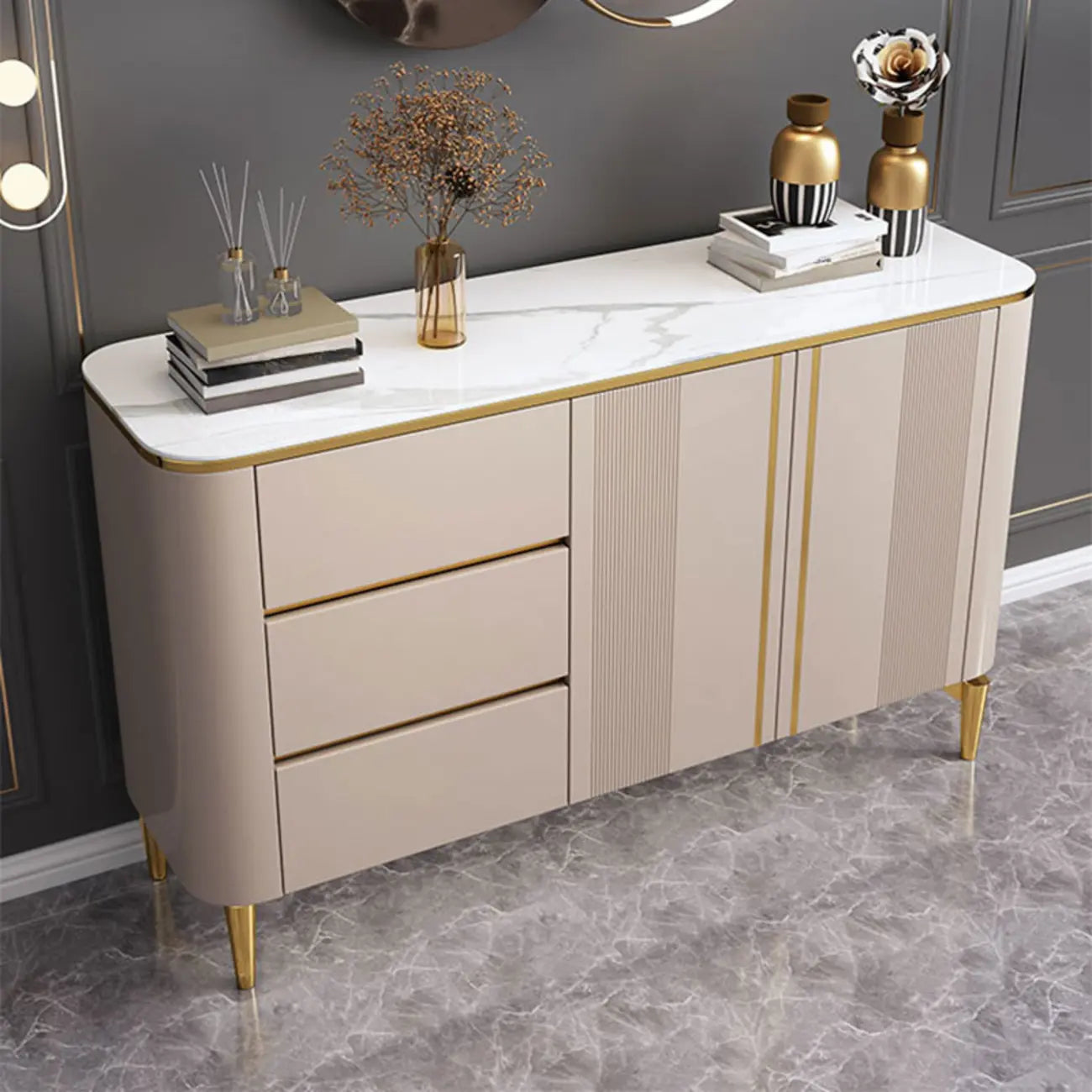 Armoire de rangement en métal doré avec grand plateau en pierre et sans poignée, style glamour