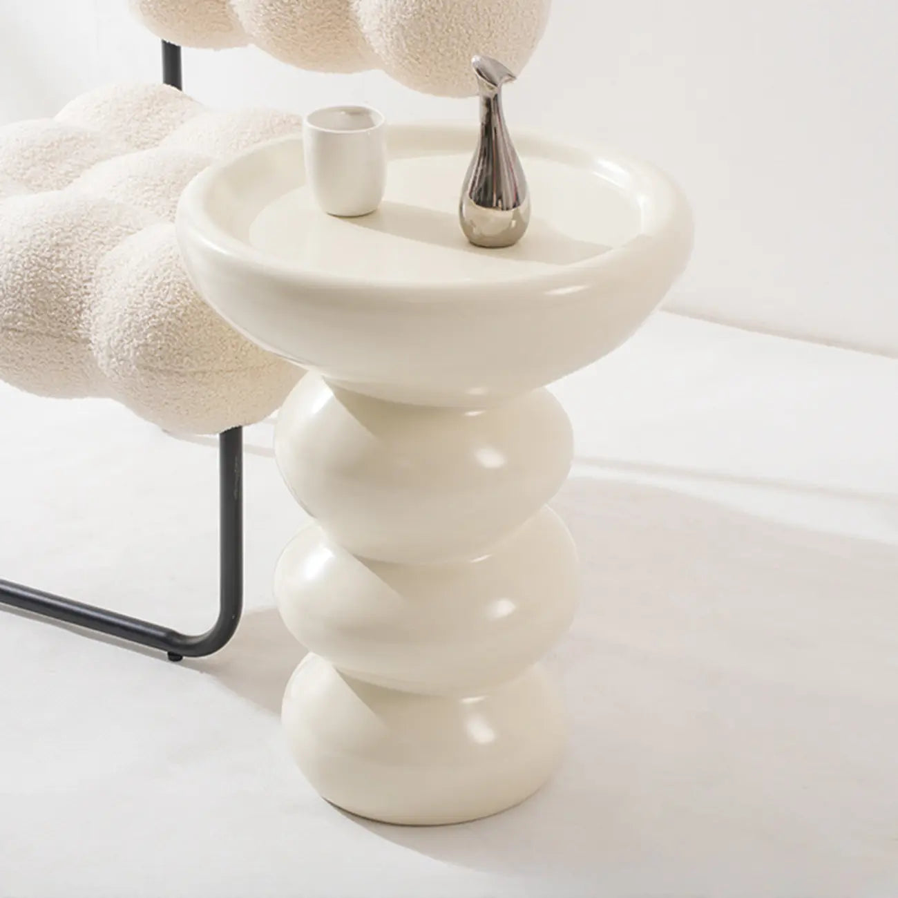Table d'appoint ronde minimaliste en fibre de verre pour salon