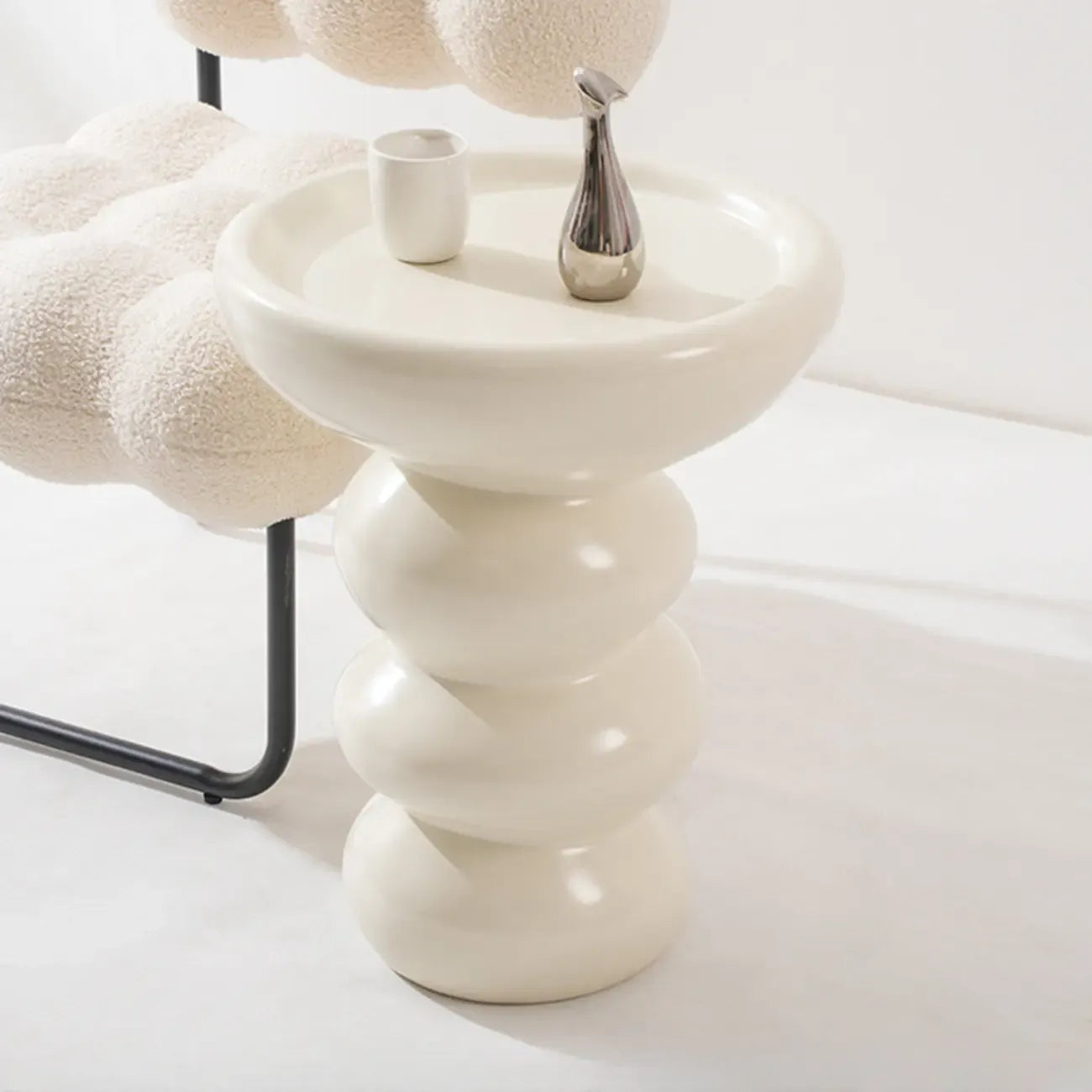 Table d'appoint ronde minimaliste en fibre de verre pour salon