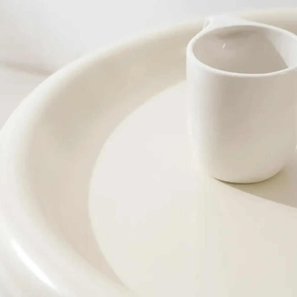Table d'appoint ronde minimaliste en fibre de verre pour salon
