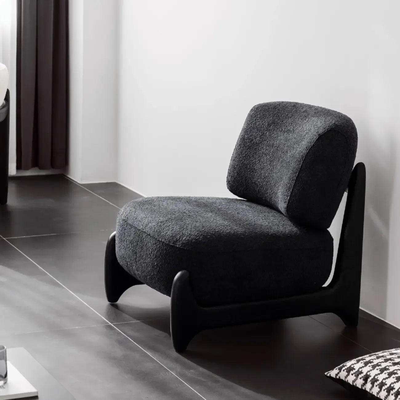 Fauteuil crapaud moderne en tissu noir avec coussin
