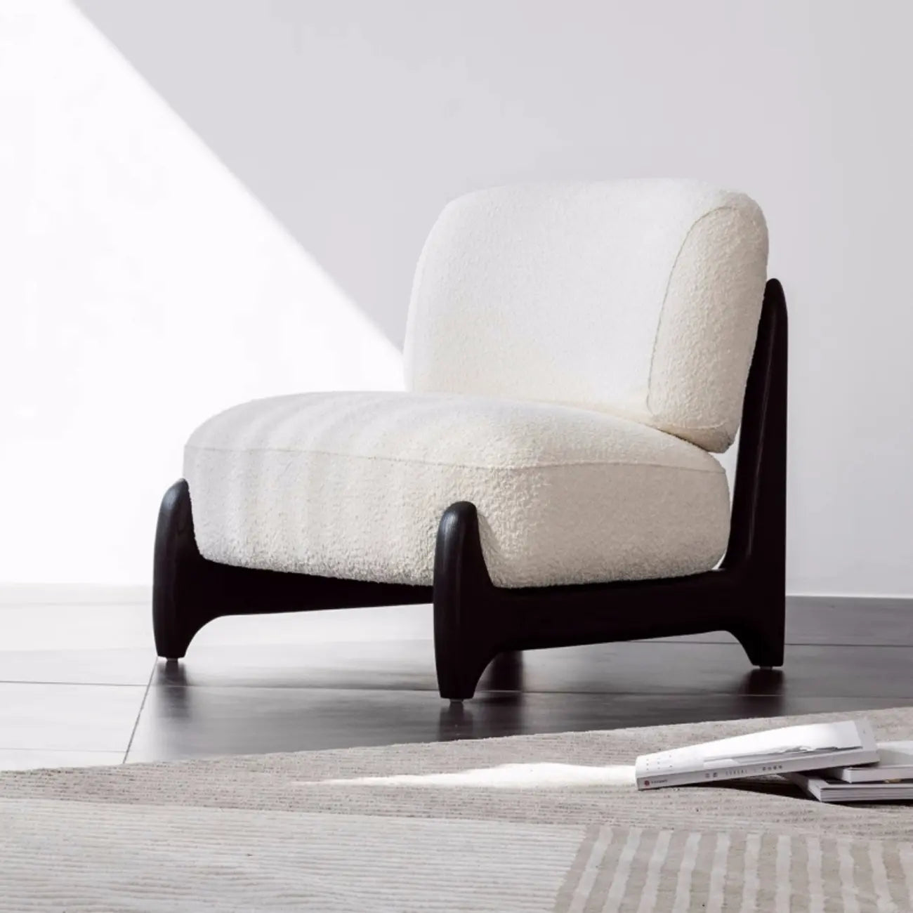 Fauteuil crapaud moderne en tissu noir avec coussin