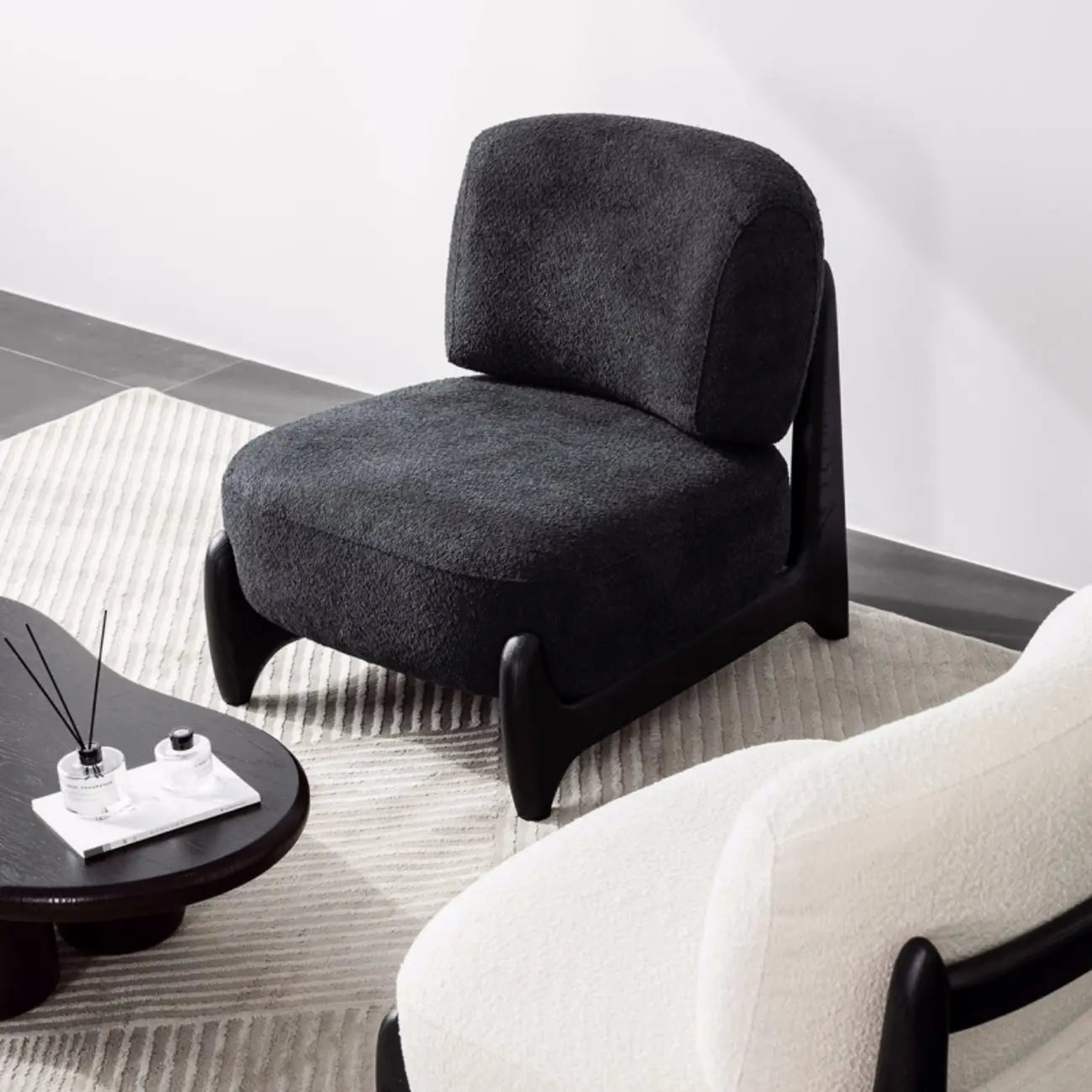 Fauteuil crapaud moderne en tissu noir avec coussin