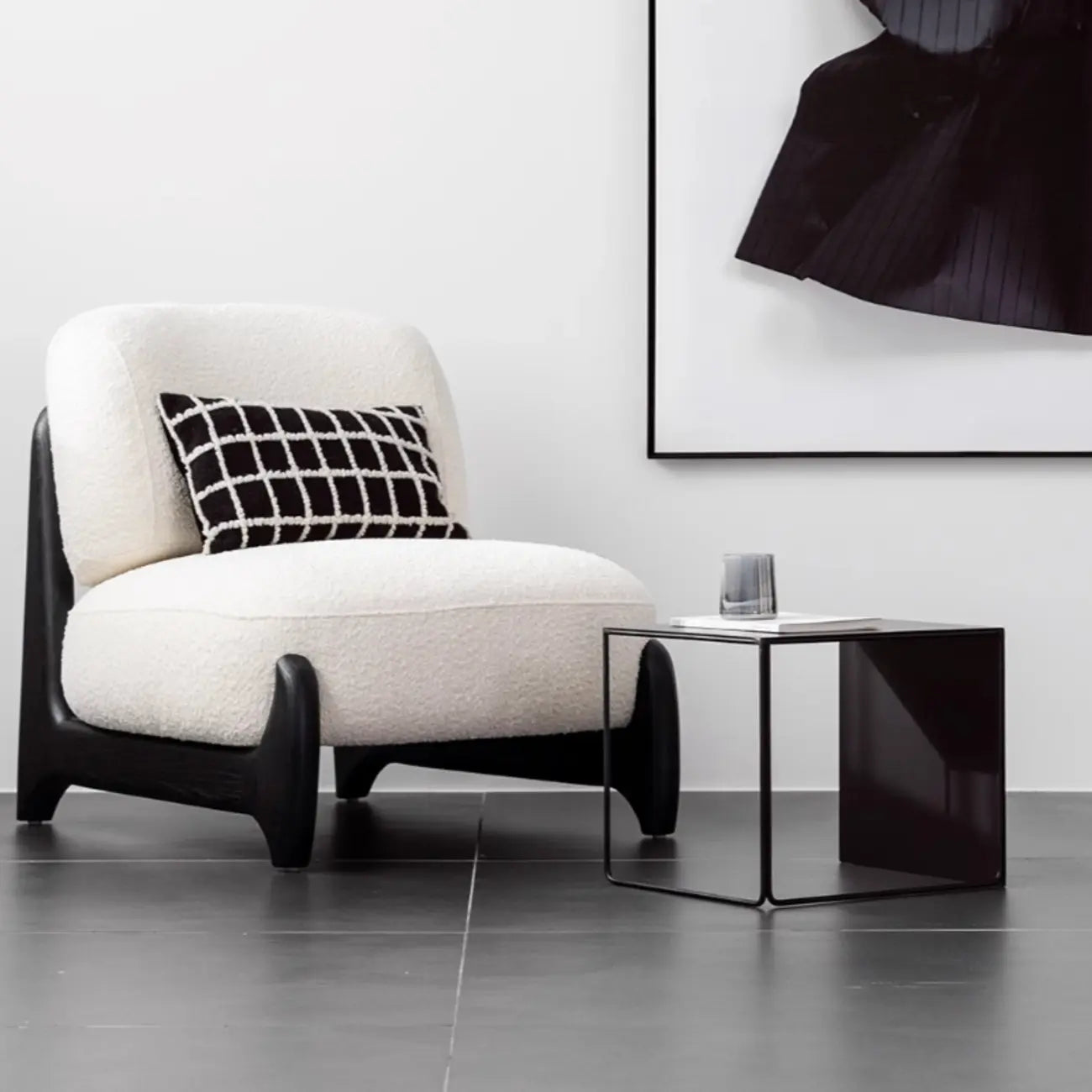 Fauteuil crapaud moderne en tissu noir avec coussin
