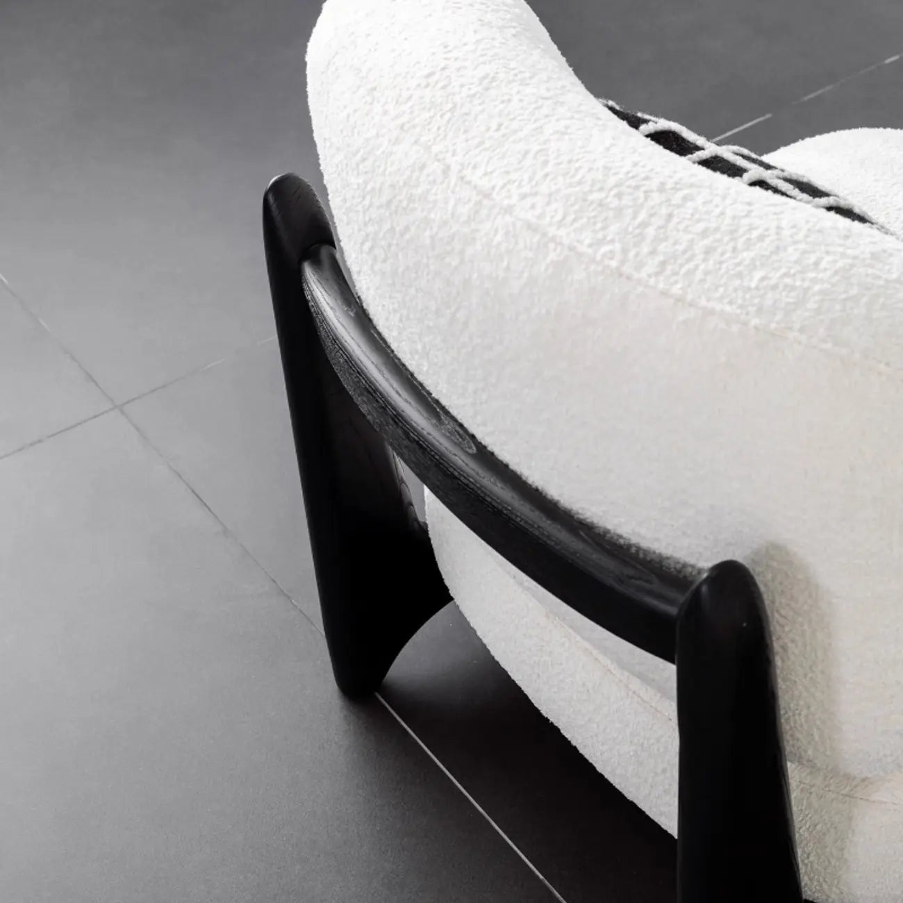 Fauteuil crapaud moderne en tissu noir avec coussin