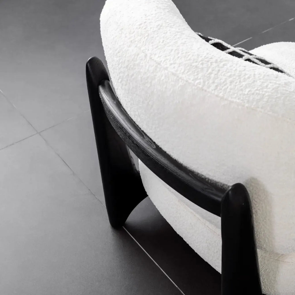 Fauteuil crapaud moderne en tissu noir avec coussin