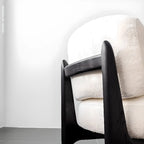 Fauteuil crapaud moderne en tissu noir avec coussin