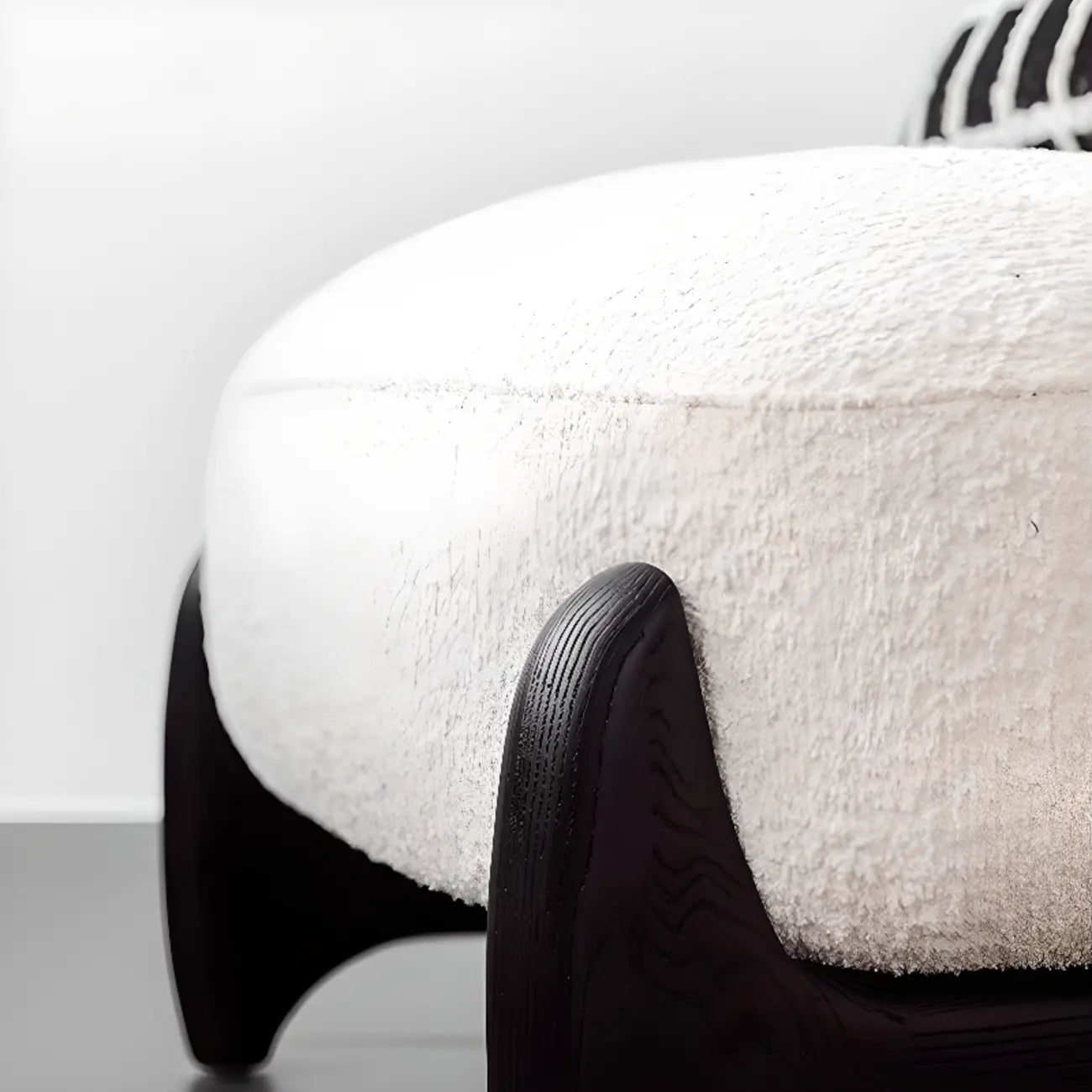 Fauteuil crapaud moderne en tissu noir avec coussin