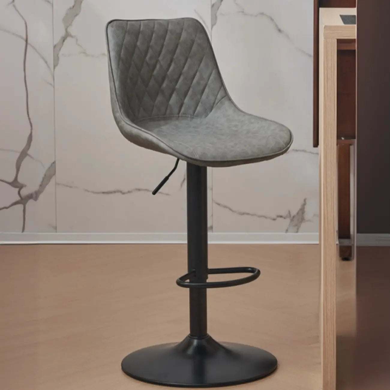 Tabouret de bar pivotant et réglable en cuir capitonné chic