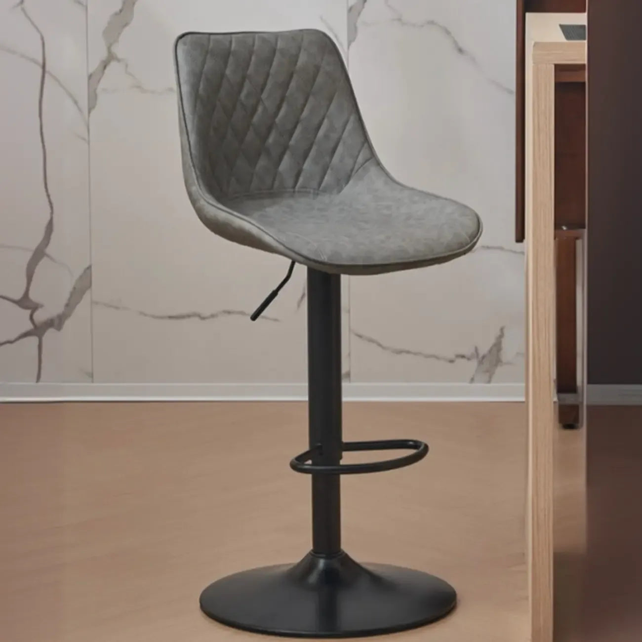 Tabouret de bar pivotant et réglable en cuir capitonné chic