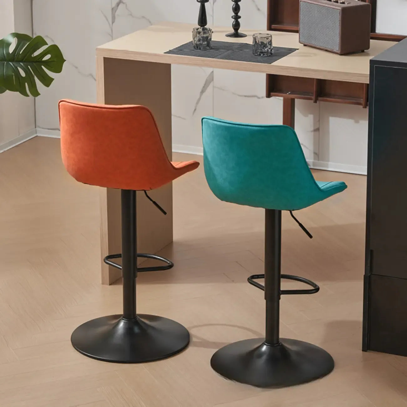 Tabouret de bar pivotant et réglable en cuir capitonné chic