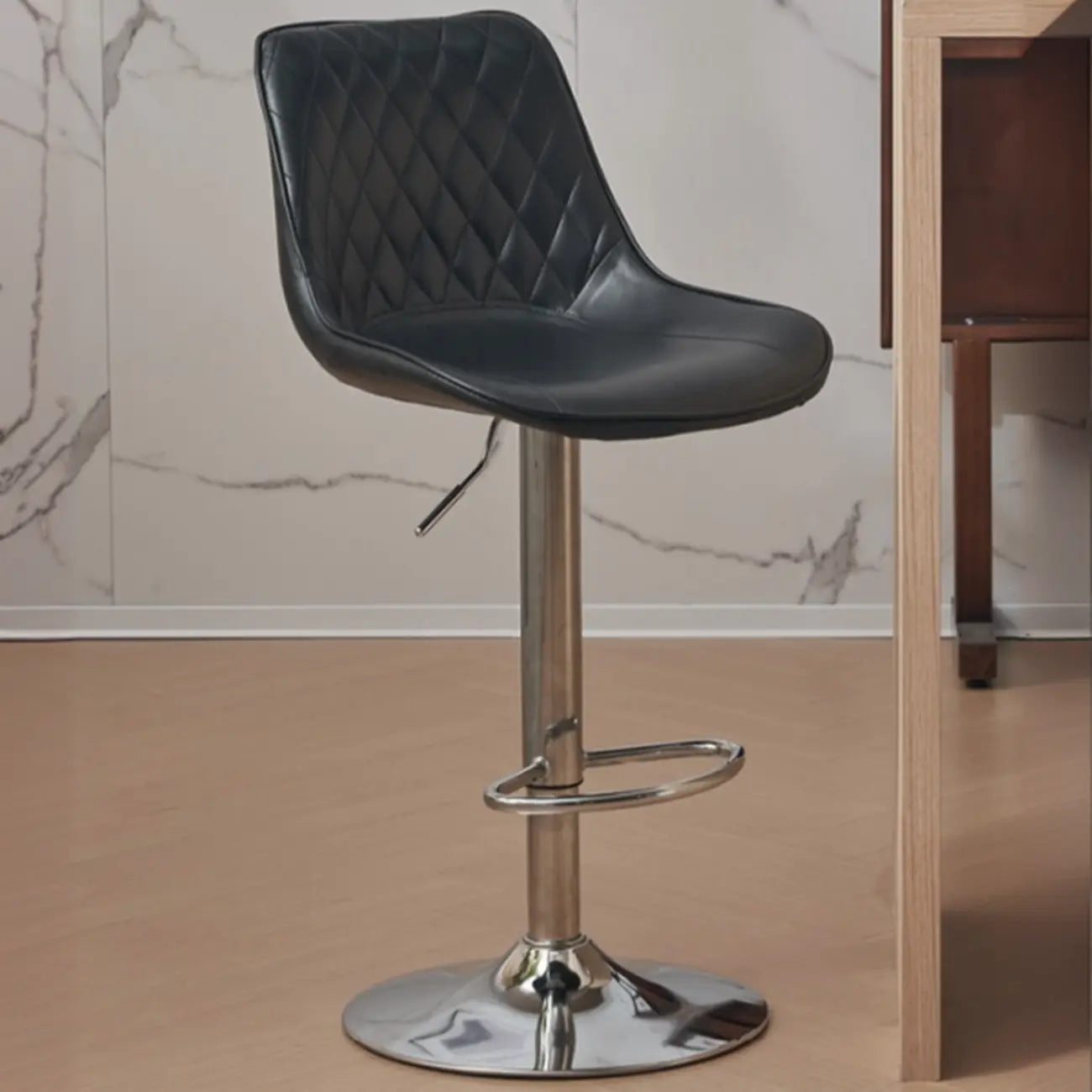 Tabouret de bar pivotant et réglable en cuir capitonné chic