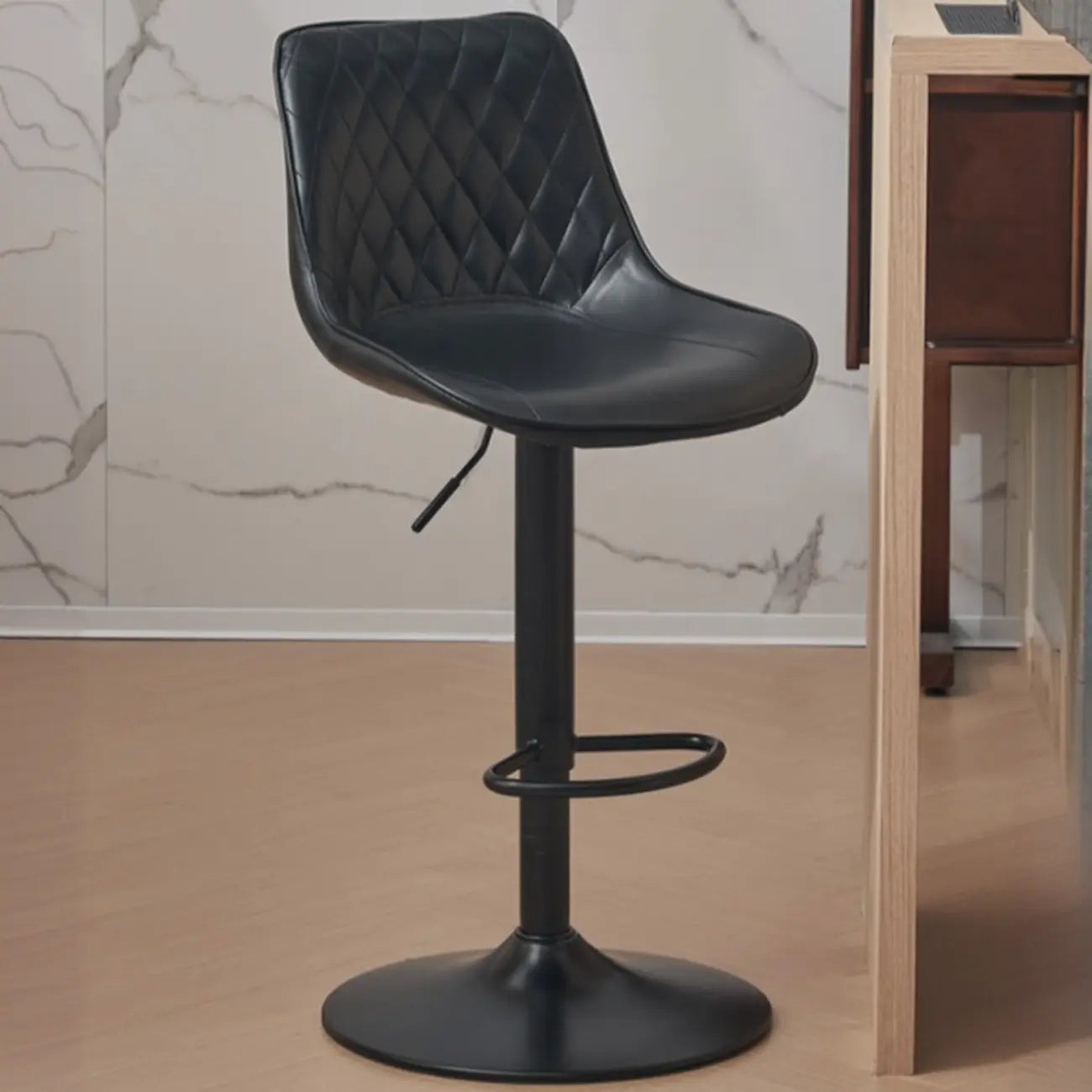 Tabouret de bar pivotant et réglable en cuir capitonné chic