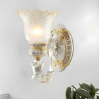 Applique murale LED rétro élégante en verre blanc et or à motif floral.