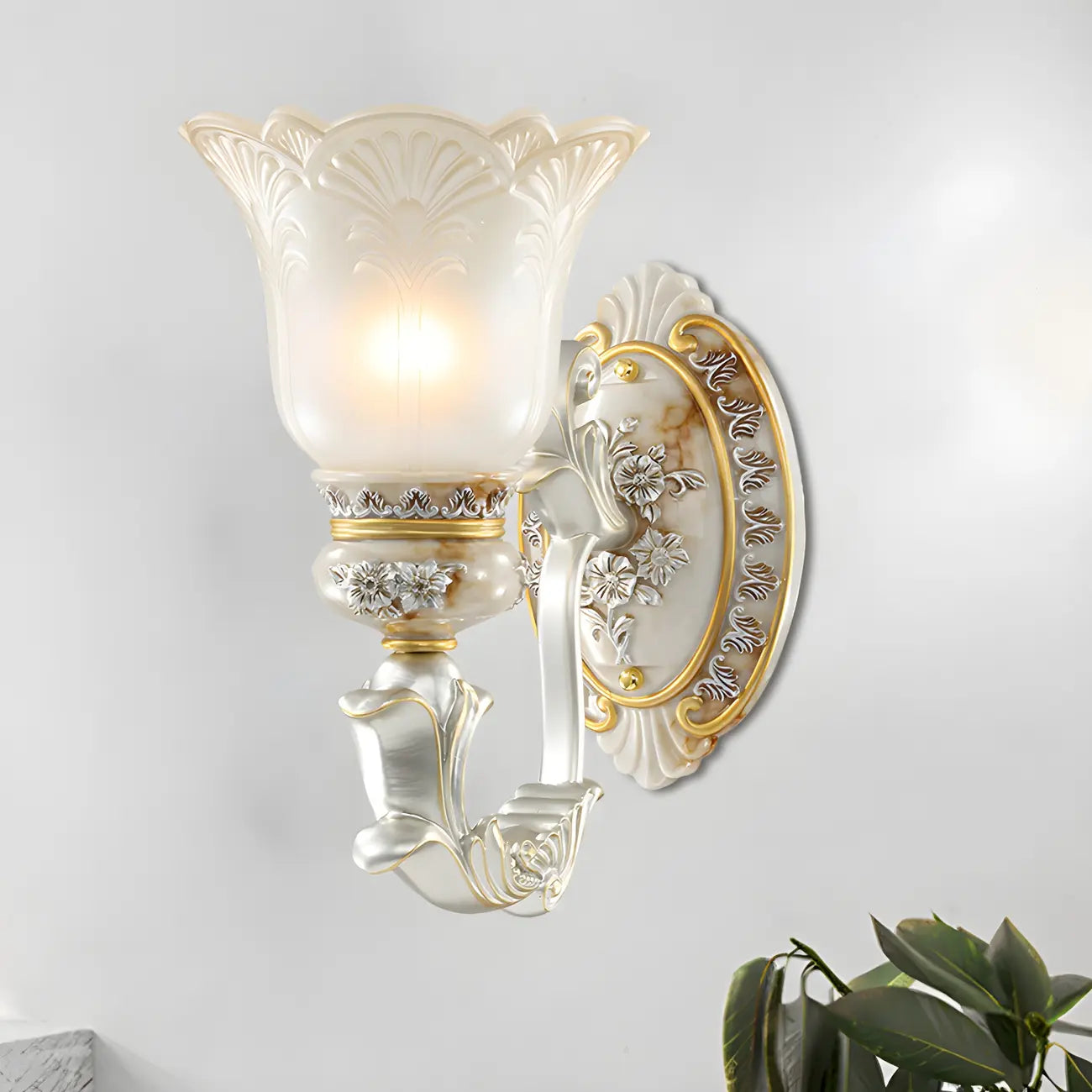 Applique murale LED rétro élégante en verre blanc et or à motif floral.