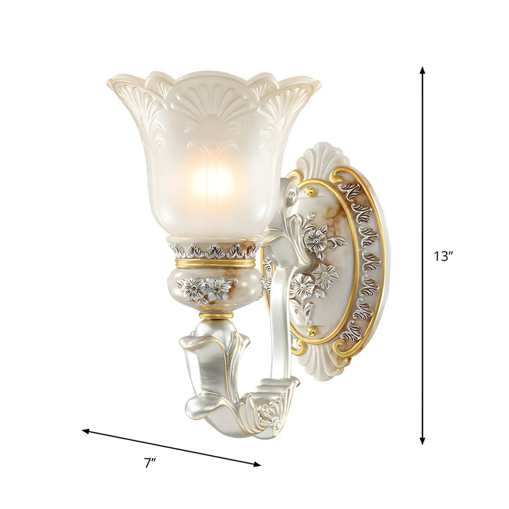 Applique murale LED rétro élégante en verre blanc et or à motif floral.