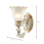 Applique murale LED rétro élégante en verre blanc et or à motif floral.
