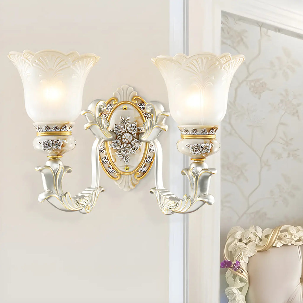 Applique murale LED rétro élégante en verre blanc et or à motif floral.