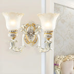 Applique murale LED rétro élégante en verre blanc et or à motif floral.
