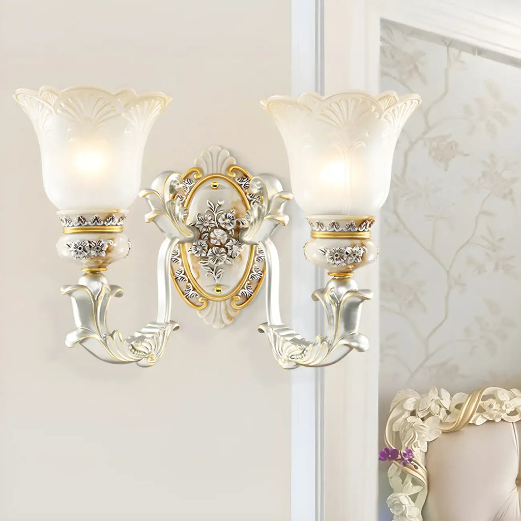 Applique murale LED rétro élégante en verre blanc et or à motif floral.