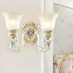Applique murale LED rétro élégante en verre blanc et or à motif floral.