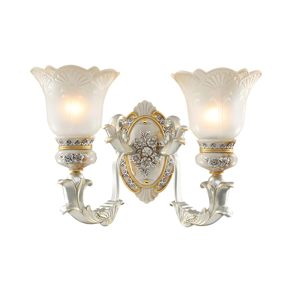 Applique murale LED rétro élégante en verre blanc et or à motif floral.
