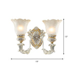 Applique murale LED rétro élégante en verre blanc et or à motif floral.
