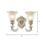 Applique murale LED rétro élégante en verre blanc et or à motif floral.