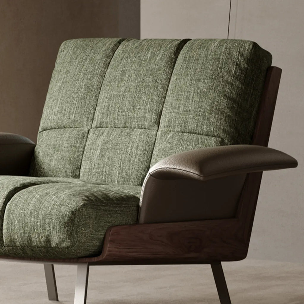 Fauteuil lounge moderne à accoudoirs évasés en tissu vert