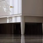 Armoire de rangement moderne et élégante en bois blanc avec portes vitrées