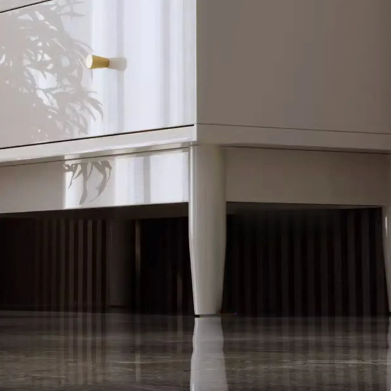Armoire de rangement moderne et élégante en bois blanc avec portes vitrées