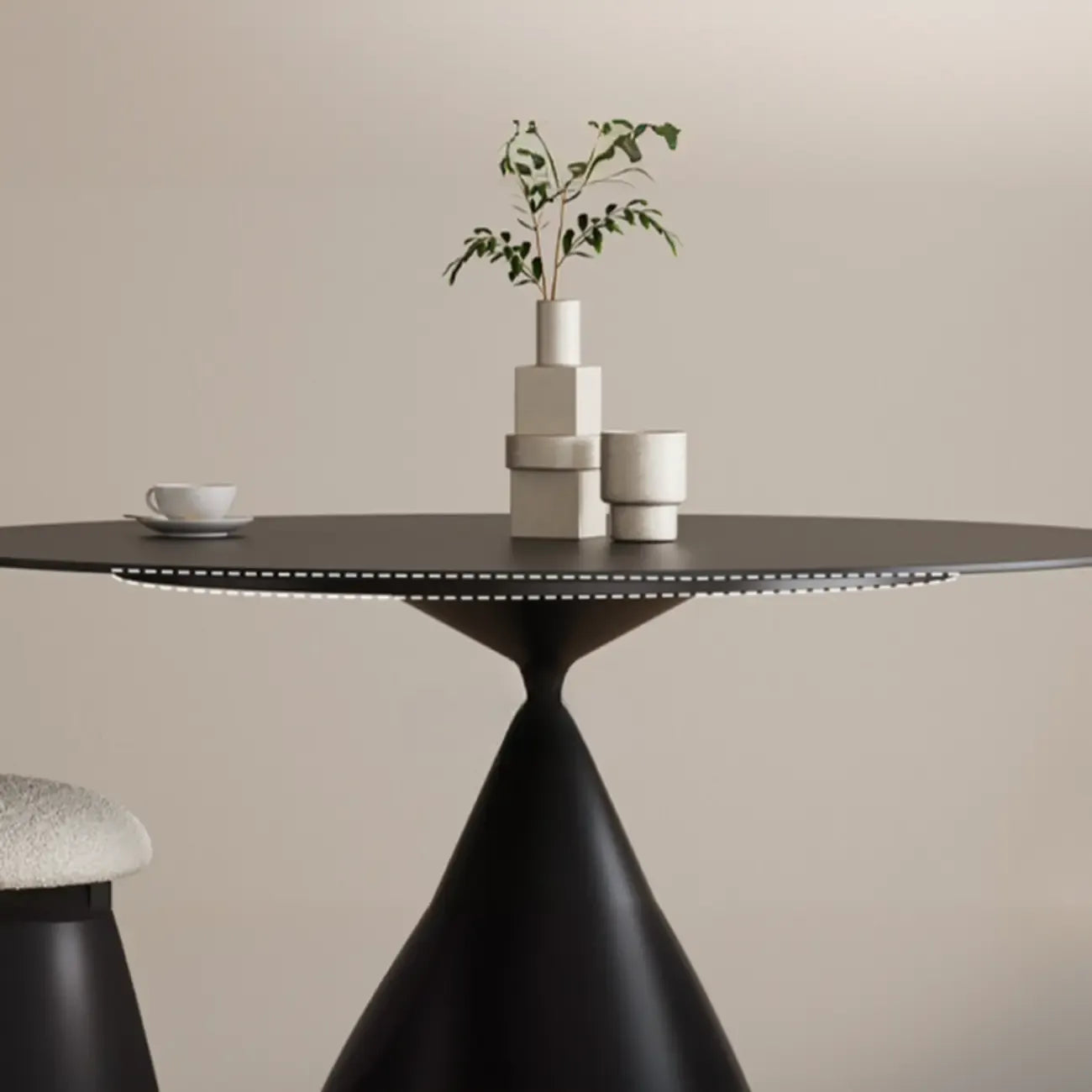 Table de salle à manger ronde moderne en métal noir et pierre