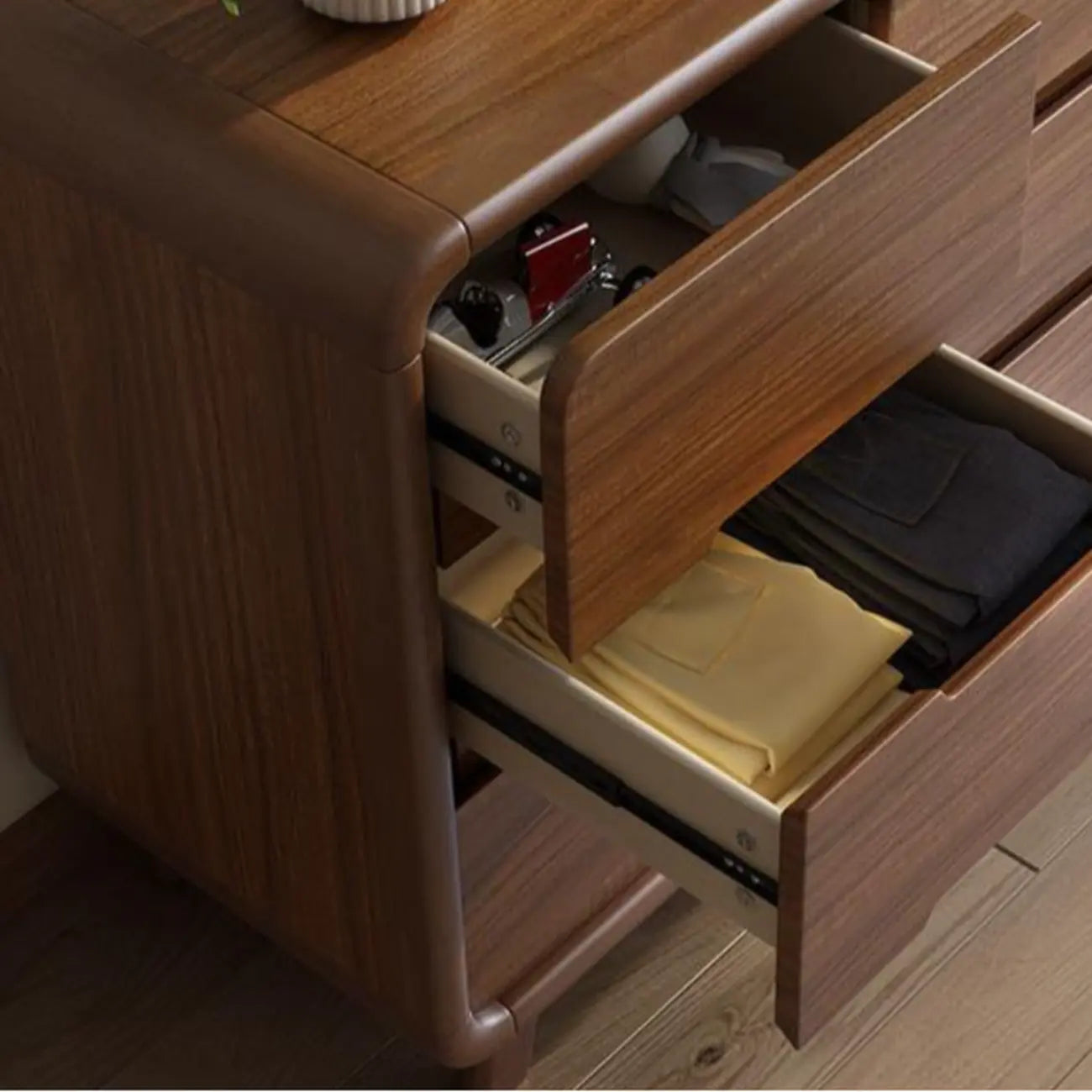 Commode élégante et spacieuse en bois brun et blanc avec 9 tiroirs