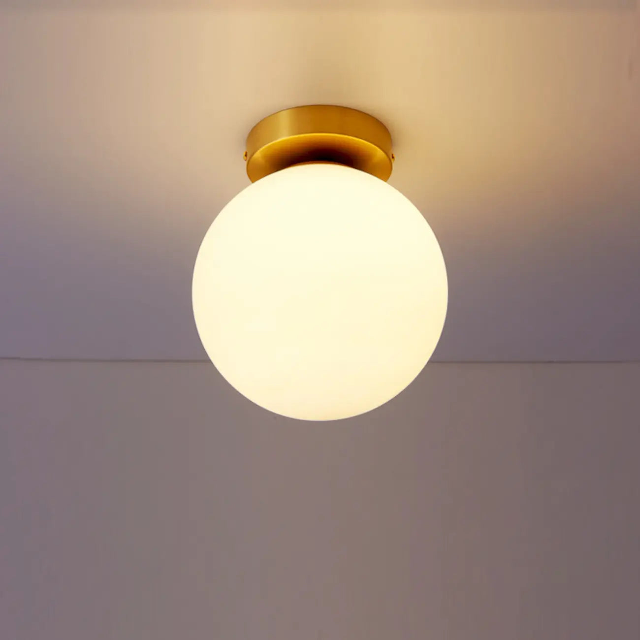 Plafonnier semi-encastré minimaliste en verre et métal, globe.