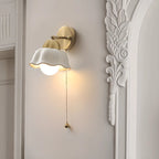 Applique murale d'intérieur de 12,5 à 22,5 cm avec abat-jour en céramique et chaînette.