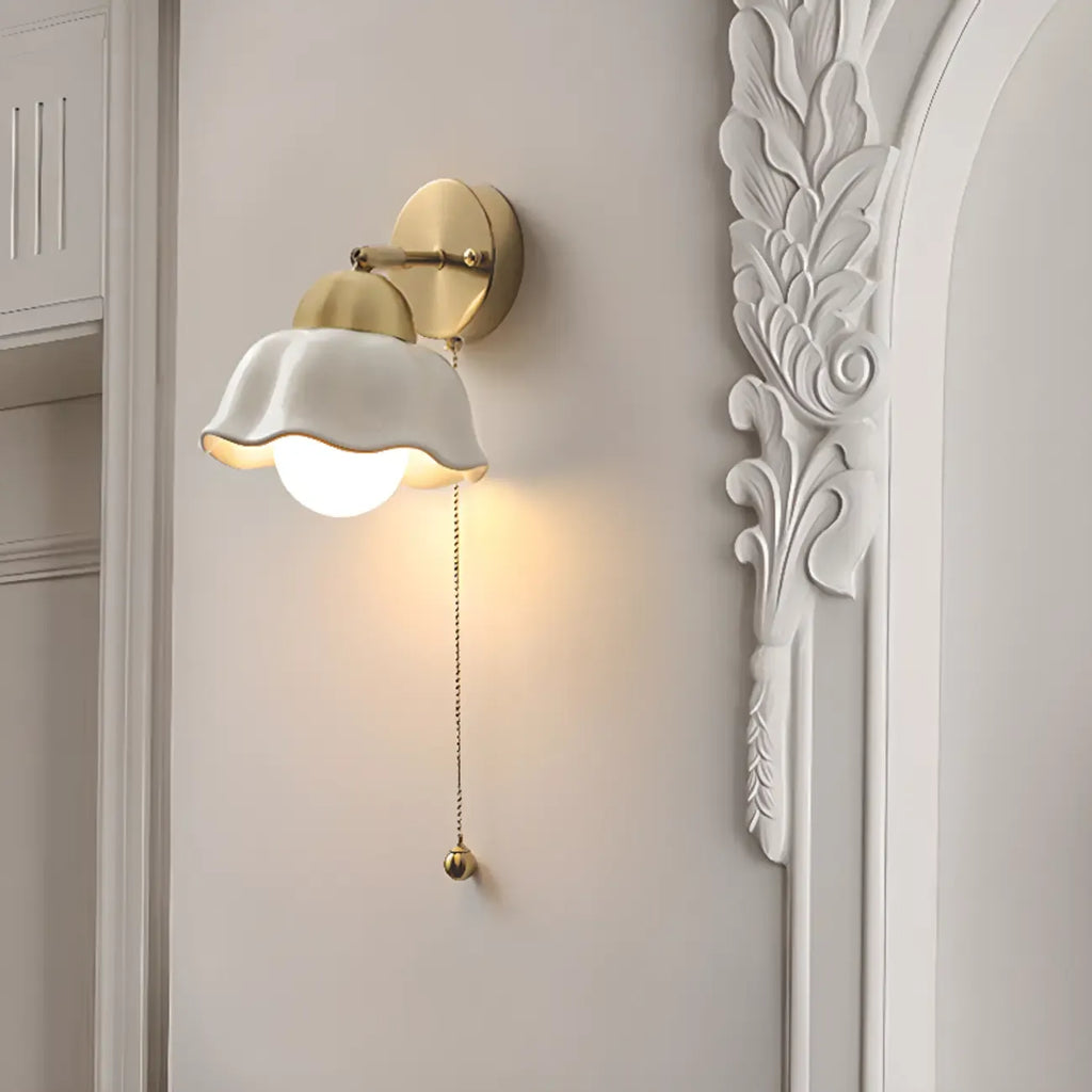 Applique murale d'intérieur de 12,5 à 22,5 cm avec abat-jour en céramique et chaînette.