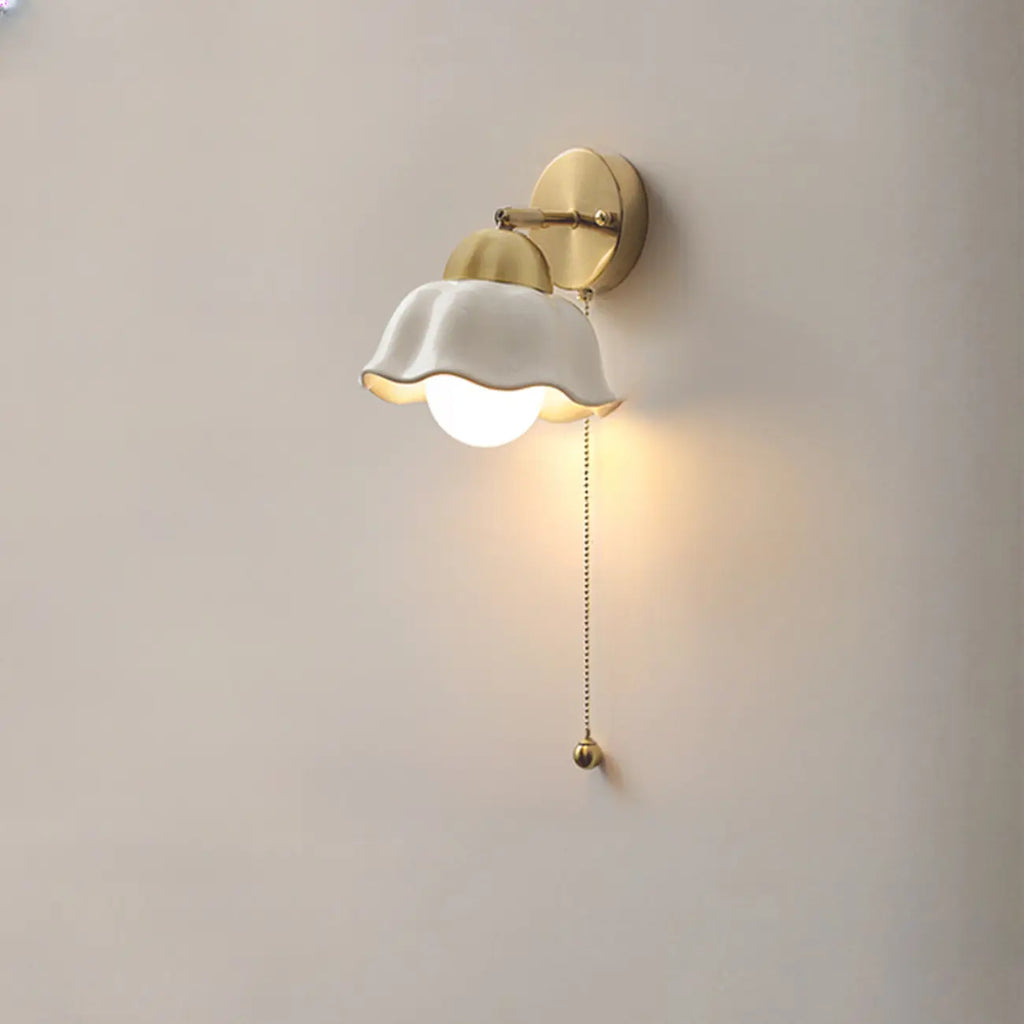 Applique murale d'intérieur de 12,5 à 22,5 cm avec abat-jour en céramique et chaînette.